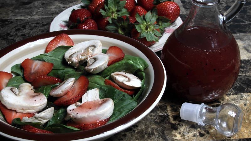 Low-Carb Spinach and Strawberry Salad Recipe