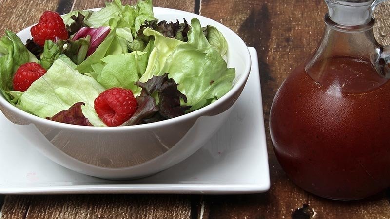 Low-Carb Mixed Green Salad With Raspberry Vinaigrette Dressing Recipe